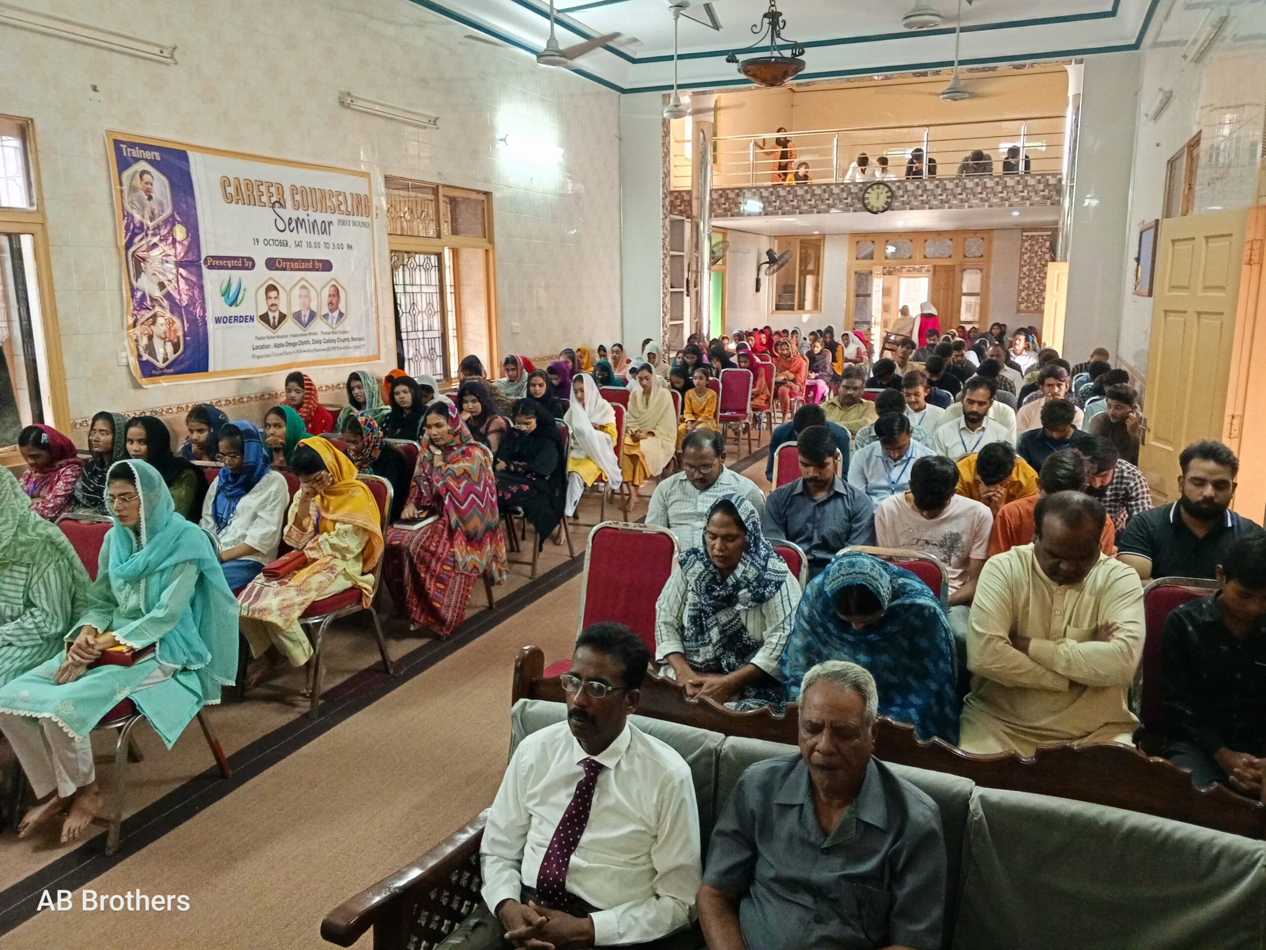 A packed Woerden career counselling seminar, students and parents seated together